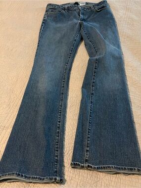 GAP Women's Flare Leg Stretch Blue Jeans. Size 10. Normal wear. good condition.